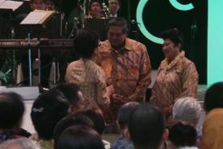 Presiden SBY dan Ibu Negara Ani Yudhoyono saat menerima Penghargaan Griya Pusaka dari Yayasan Batik Indonesia