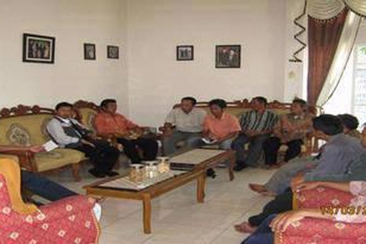 Perwakilan petani tembakau Kendal, Jawa Tengah, dari Serikat Petani Tembakau Lereng Prau di rumah dinas Ketua DPRD Kendal, Senin (14/3/2011).