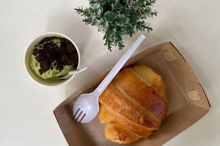 Es krim matcha dan kroisan, menu favorit di Rumah Oma Surabaya