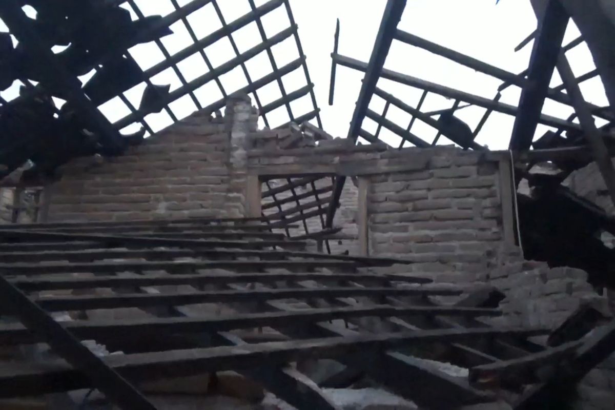 Atap rumah milik Nurudin (75) warga kecamatan Kalidawir Tulungagung Jawa Timur,ambruk akibat gempa yang berpusat di Malang Jawa Timur, Sabtu (10/04/2021).