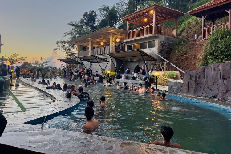 Pemandian Air Hangat Banyu Mili Dieng, Pas Dikunjungi Saat Dingin