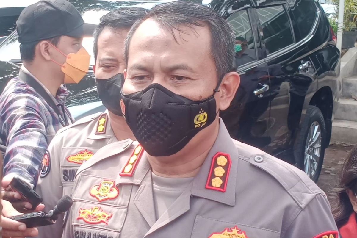 Kabid Humas Polda Jatim, Kombes Pol Dirmanto mengatakan, Aiptu AW, salah satu anggota Polres Pacitan ditangkap pada Rabu (10/8/2022) karena keterlibatannya dalam kasus peredaran narkoba ditahan di Mapolda Jatim.