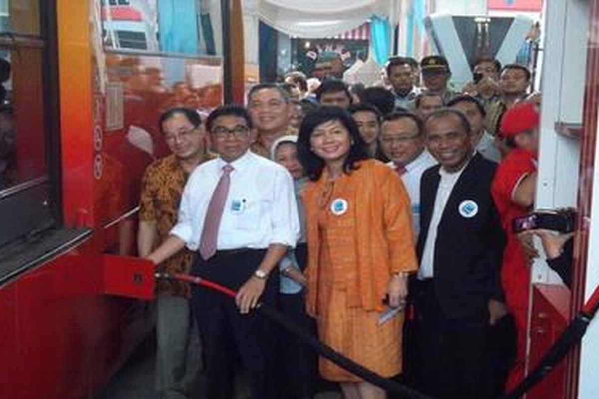 Wakil Menteri ESDM Susilo Siswoutomo (berbaju putih) bersama Direktur Utama Pertamina Karen Agustiawan mencoba dispenser SPBG Mampang, Jakarta, Kamis (16/5).


