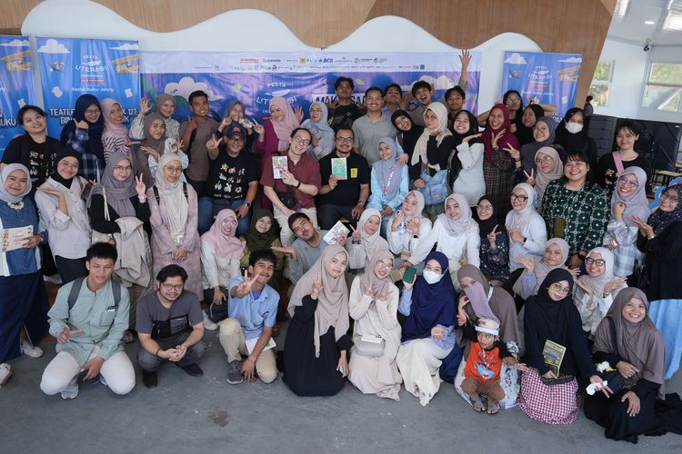 Pesta Literasi Indonesia 2025 hadir di Kota Daeng dengan semangat menghadirkan ruang perjumpaan yang hidup. Bertempat di Makassar Creative Hub, Anjungan Bugis Pantai Losari, Minggu (21/9/2025). 