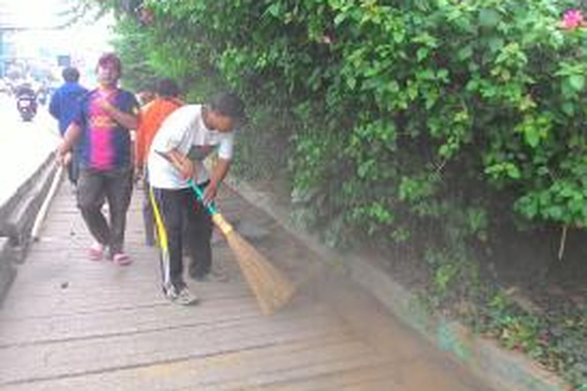 Sekitar 10 orang pekerja harian lepas (PHL) Pelayanan Terpadu Prasarana dan Sarana Umum (PPSU) Kelurahan Cipete Utara yang tengah bekerja membersihkan trotoar dan taman di pinggir Jalan Fatmawati, tepatnya di depan ITC Fatmawati, Selasa (7/7/2015).