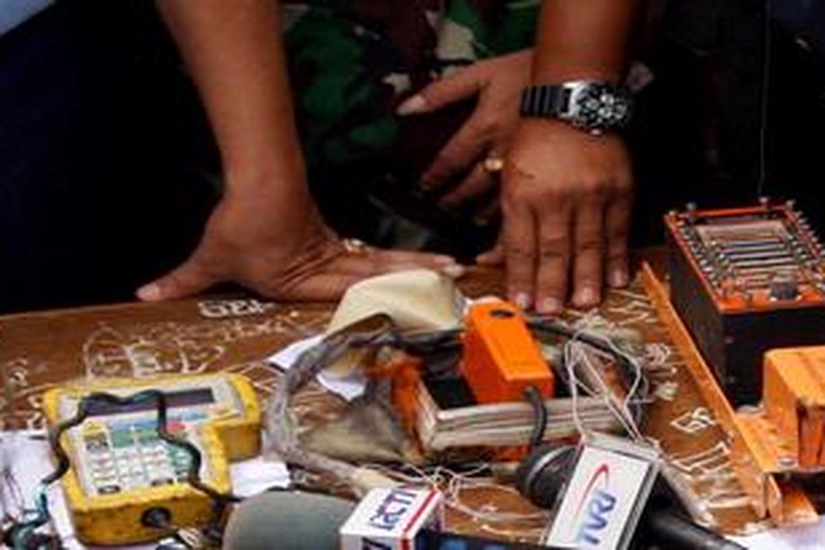 Peralatan Sukhoi Ditemukan Badan SAR Nasional, Senin (14/5/2012), menunjukkan alat komunikasi, GPS, dan ELT dari pesawat Sukhoi Superjet 100 di areal helipad pasirpogor, Kabupaten Bogor, Jawa Barat. Temuan ini menunjukkan pesawat Sukhoi masih memakai ELT versi lama sehingga tak terdeteksi penerima oleh Indonesia yang berstandar internasional.  