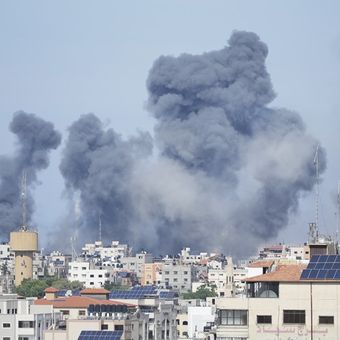 Asap mengepul akibat ledakan akibat serangan udara Israel di Jalur Gaza pada Sabtu (7/10/2023). Sebanyak 198 warga Palestina dilaporkan tewas dalam serangan balasan Israel ke Jalur Gaza.