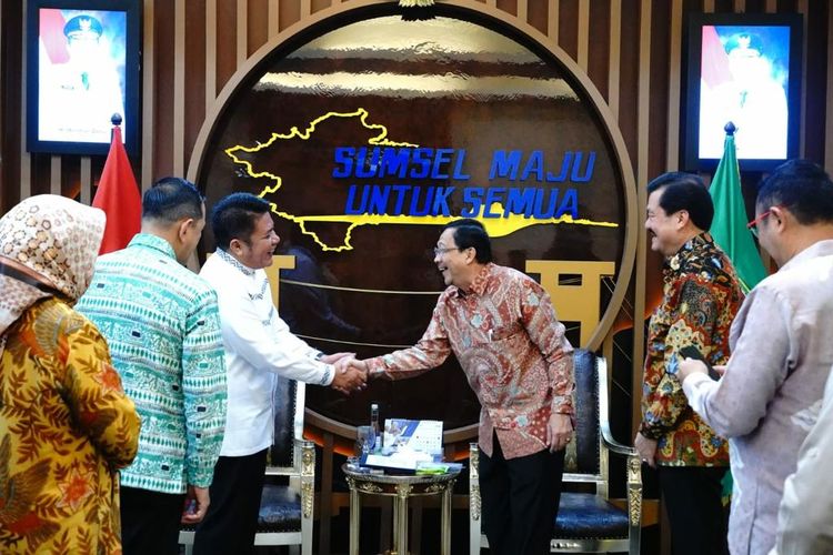 Gubernur Sumatera Selatan (Sumsel) Herman Deru saat menggelar pertemuan dengan Pimpinan PT Dexa Medica Group di ruang tamu Gubernur Sumsel, Jumat (23/6/2023).
