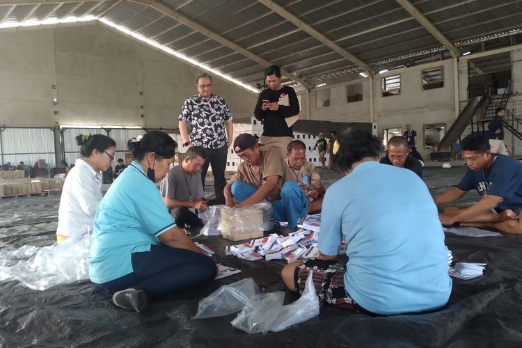 Proses penyortiran dan pelipatan surat suara di Gudang Logistik KPU Buleleng di Desa Pemaron, Kecamatan Buleleng, Kabupaten Buleleng, Provinsi Bali, Selasa (15/10/2024).