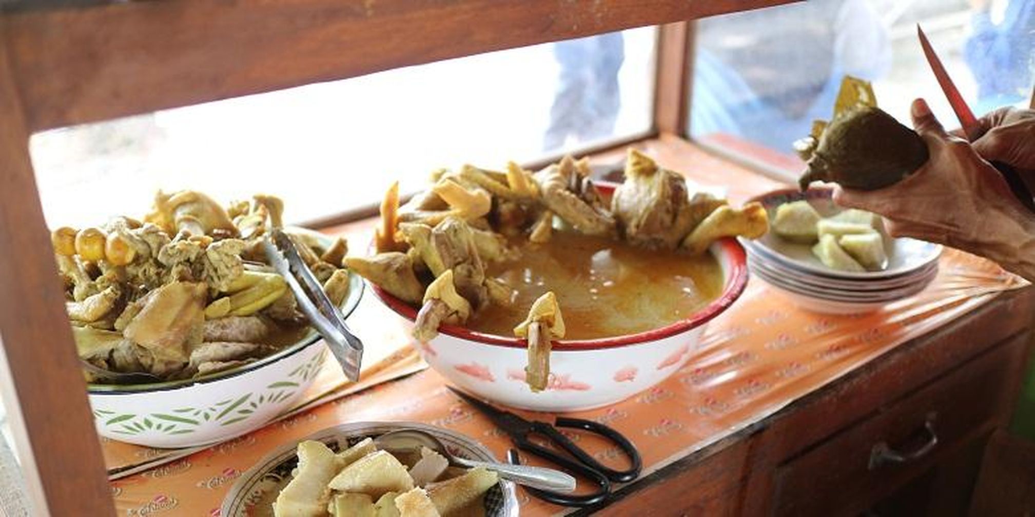 https://asset.kompas.com/crops/unoK2ZVsbOb0zY4U2yKCzbSWYsY=/0x0:0x0/2017x/data/photo/2017/02/21/1500199Lontong-Tuyuhan-2780x390.JPG