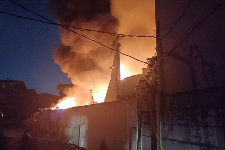 Api membara di gudang perusahaan e commerce Cengkareng, Jakarta Barat 
