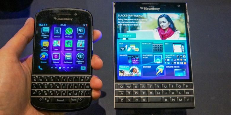BlackBerry Passport (kanan) dibandingkan dengan handset lawas BlackBerry. 