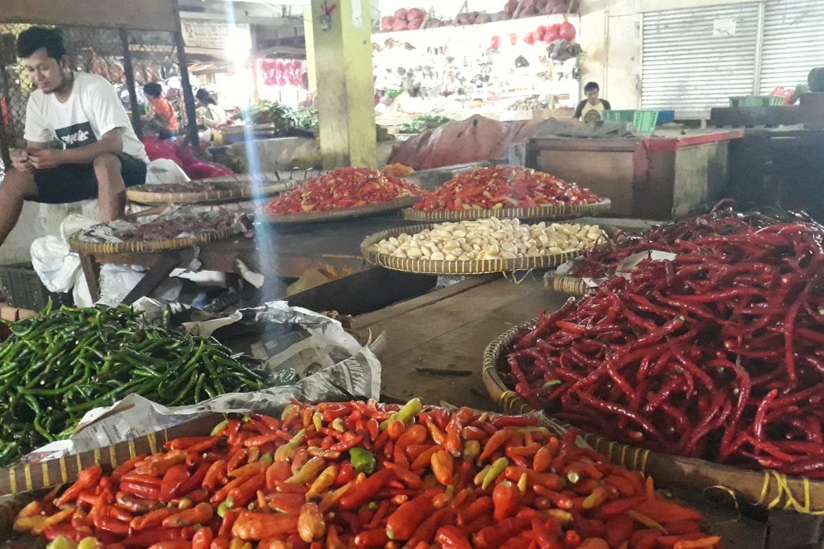 Pedagang cabai rawit merah di Pasar Baru Bekasi, Kecamatan Bekasi Timur, Kota Bekasi, Selasa (23/4/2019).