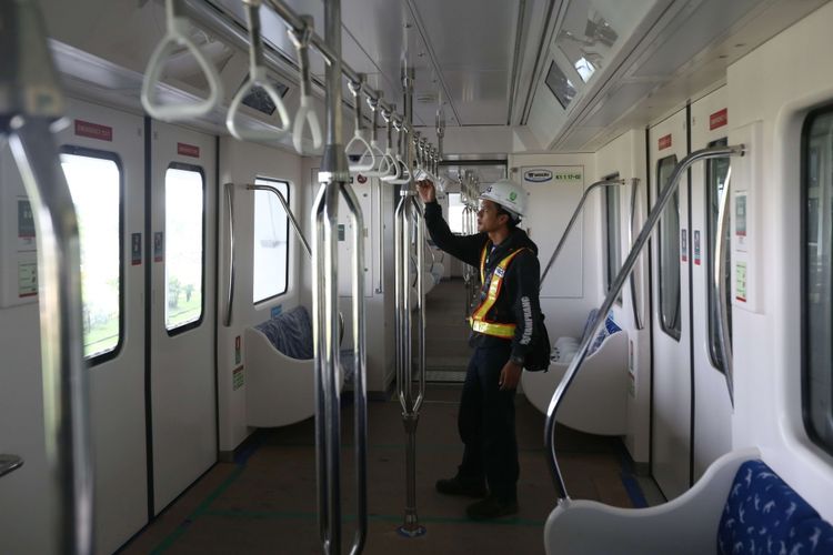 Kondisi satu trainset kereta tanpa awak atau skytrain usai diuji coba di Terminal 3 Bandara Soekarno-Hatta, Tangerang, Senin (21/8/2017). Skytrain dioperasikan untuk mengakomodasi perpindahan penumpang dari satu terminal ke terminal lainnya dan direncanakan akan beroperasi penuh pada September 2017 mendatang.