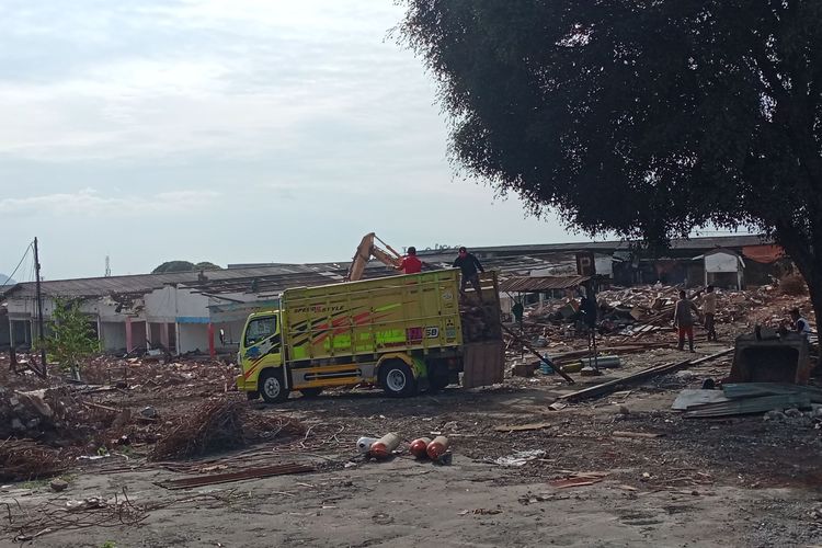 Kondisi Pasar Besar Batu sedang dilakukan pembongkaran oleh pihak pemenang lelang. Terlihat beberapa alat berat beberapa waktu lalu. 