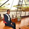 Jokowi Menikmati Senja dari Kapal Pinisi di Labuan Bajo