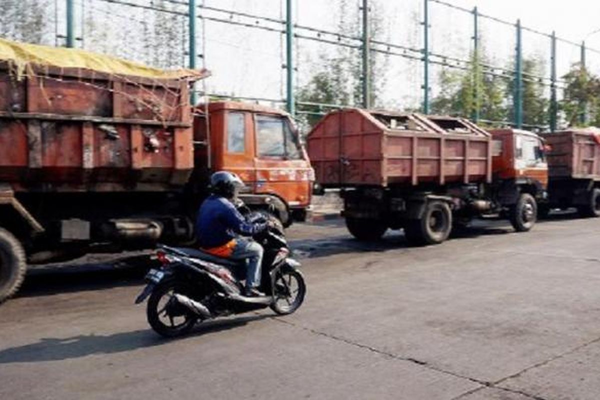 Sekitar 150 truk sampah penuh muatan terpaksa parkir di Unit Pengelola Sampah Terpadu Dinas Kebersihan DKI Jakarta, Sunter, Jakarta Utara, Rabu (4/11). 