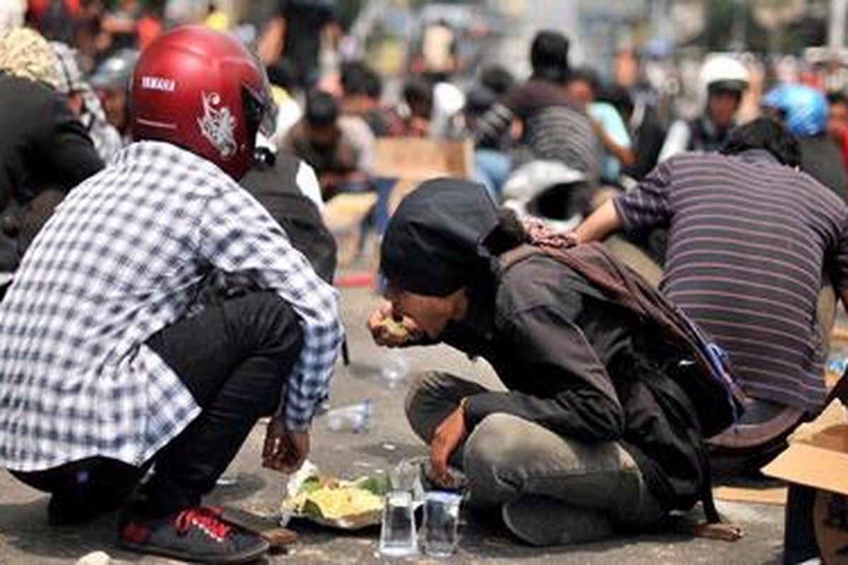 Mahasiswa makan bersama di perempatan Jalan Zainul Arifin-S Parman-Gadjamada, Jumat (30/3/2012).   