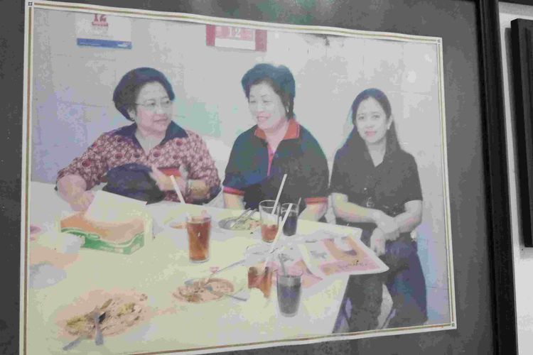 Foto di dinding warung Mie Atep Belitung bergambar saat kunjungan Megawati dan Puan Maharani.