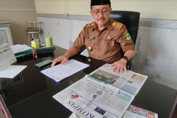 Dadi Hariadi, Kepala Dinas Perikanan dan Peternakan Kabupaten Kuningan Jawa Barat, memberikan keterangan penanganan Penyakit Mulut dan Kuku (PMK) kepada Kompas.com Selasa (7/6/2022). Hari ini terdapat 509 sapi dinyatakan positif, 16 ekor mati, 13 potong paksa