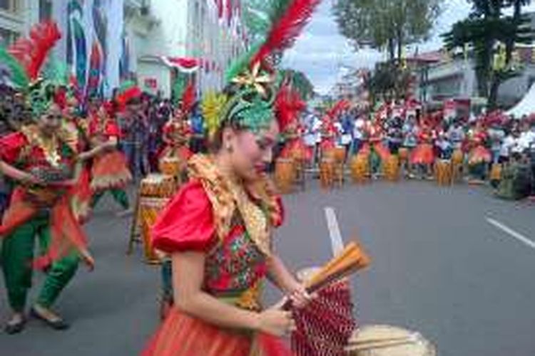 Sejumlah penari saat menampilkan pertunjukan di hadapan masyarakat dalam kegiatan Asian African Carnival di Jalan Asia Afrika, Kota Bandung, Minggu (14/8/2016). KOMPAS.com/DENDI RAMDHANI