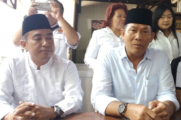 Ketua DPC Partai Gerindra Surakarta, Ardianto Kuswinarno (kanan) dan pengurus lainnya dalam konferensi pers di Solo, Jawa Tengah, Jumat (7/2/2020).