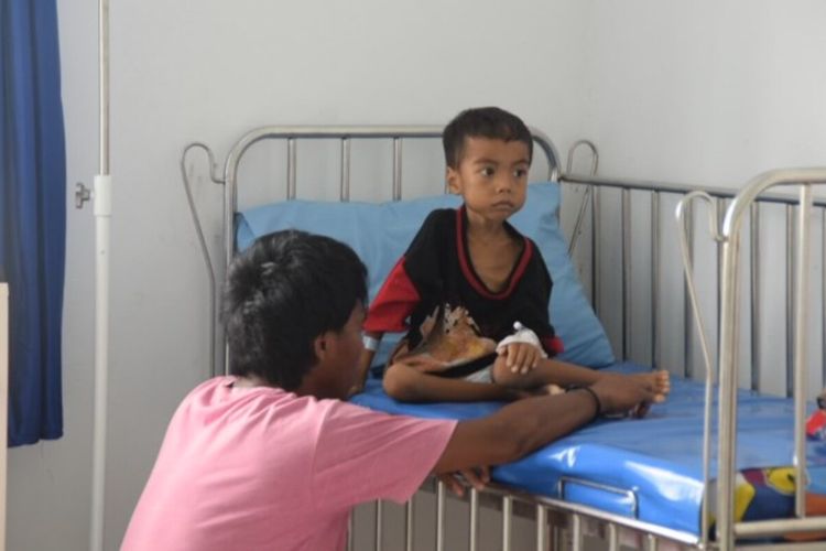Sarlan, seorang bocah laki-laki berusia 6 tahun terbaring lemas di dalam ruang rawat inap anak di Rumah Sakit Umum Daerah (RSUD) Buton Tengah, Sulawesi Tenggara. Sabtu (15/2/2020)