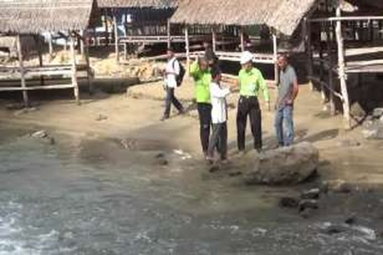 Manager Plant Area PT Lafarge Cement Indonesia (PT LCI) Dae Ho Lee, meninjau aliran sungai Kreung Balee yang diduga tercemar minyak dari saluran buang PT LCI. Dae Ho Lee mendengar penjelasan dari pemuda kemukiman Lhoknga atas persoalan tersebut.