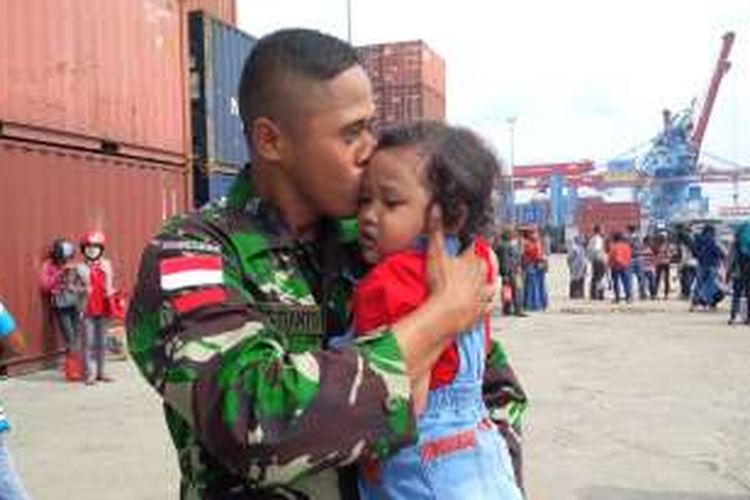 Prajurit Satu TNI Kristianto terlihat menggendong anaknya Kinara, sebelum berangkat bertugas di perbatasan Indonesia-Timor Leste di Nusa Tenggara Timur. 