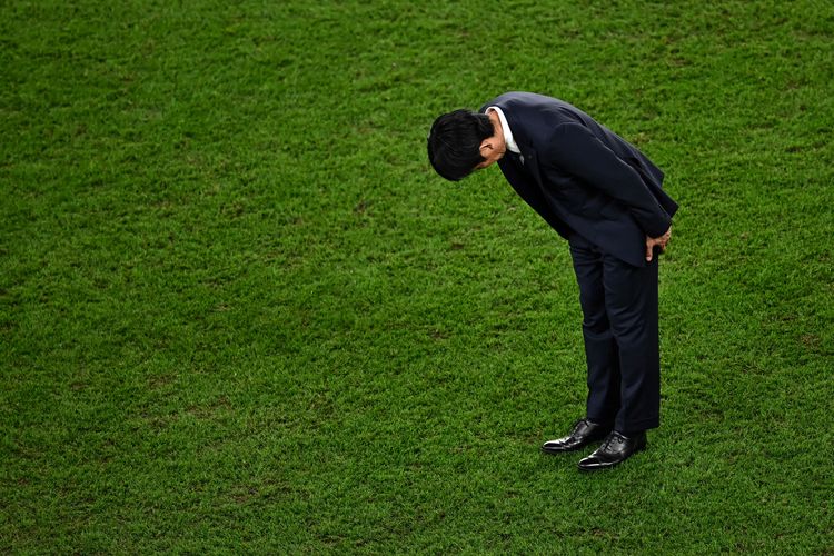 Pelatih Jepang Hajime Moriyasu membungkuk setelah kalah dalam pertandingan sepak bola babak 16 besar Piala Dunia 2022 Qatar antara Jepang vs Kroasia di Stadion Al-Janoub di Al-Wakrah, selatan Doha pada Selasa 6 Desember 2022 dini hari WIB. Terkini, Hajime Moriyasu memberikan tanggapan soal hasil drawing Piala Asia 2023 yang menempatkan Jepang bersama Indonesia, Irak, dan Vietnam.