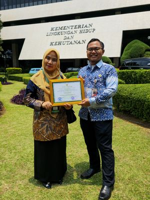 Sekolah Menengah Atas Negeri (SMAN) 40 Jakarta yang menerapkan program Sekolah Energi Berdikari (SEB) dari Pertamina dinobatkan sebagai Sekolah Adiwiyata tingkat Nasional 2024. Penghargaan itu diberikan Wakil Menteri Lingkungan Hidup dan Kehutanan (LHK) Alue Dohong di Gedung Manggala Wanabakti Kementerian LHK, Rabu (2/10/2024).