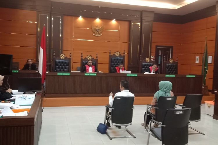 Suasana sidang kasus korupsi dana KONI Padang di PN Padang, Jumat (26/8/2022) malam.
