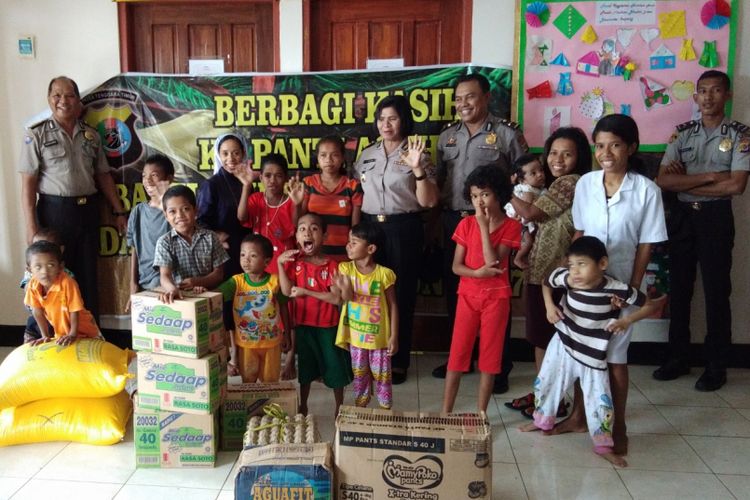 Anak-anak Panti Asuhan Bhakti Luhur milik Susteran Alma di Desa Baumata, Kecamatan Taebenu, Kabupaten Kupang, Nusa Tenggara Timur (NTT), saat berpose bersama anggota Polda NTT.