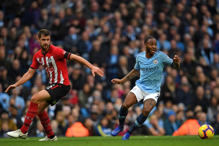 Raheem Sterling berhasil mengecoh Jack Stephens pada laga Manchester City vs Southampton di Stadion Etihad dalam pertandingan pekan ke-11 Liga Inggris, 4 November 2018. 