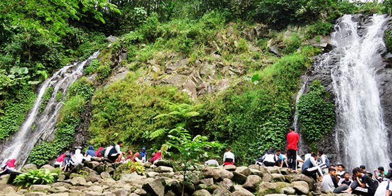 Para Pengunjung Menikmati Suasana Asri di Air Terjun Pengantin