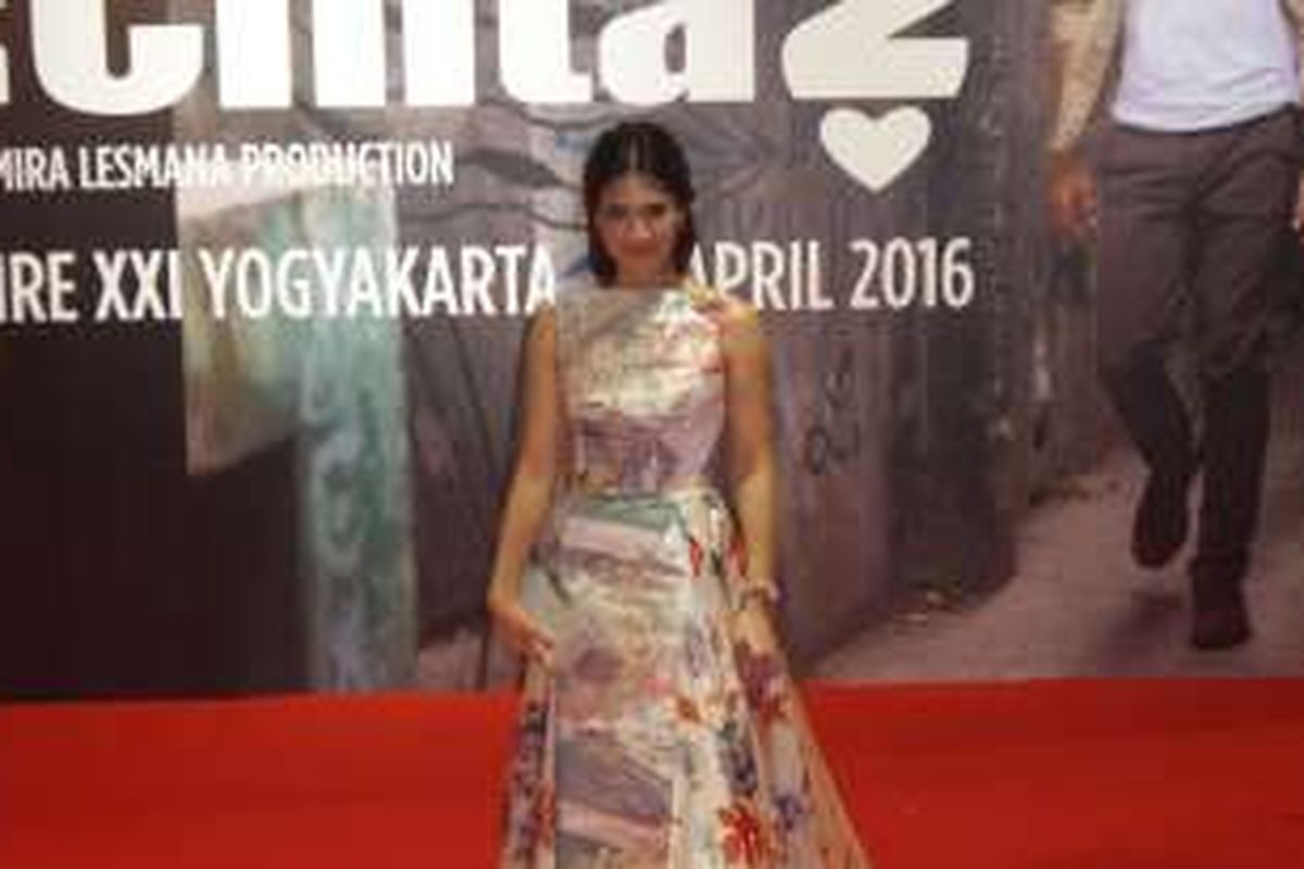 Dian Sastrowardoyo hadir pada Gala Premiere film AADC? 2 di Empire XXI Yogyakarta, Sabtu (23/4/2016).