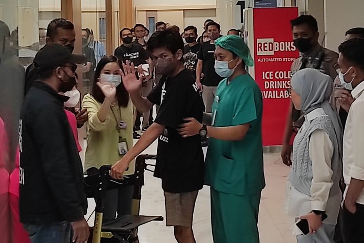 Korban penganiayaan Mario Dandy Satrio (20), D (17), melambaikan tangan ke awak media sesaat sebelum meninggalkan rumah sakit Mayapada, Minggu (16/4/2023). 