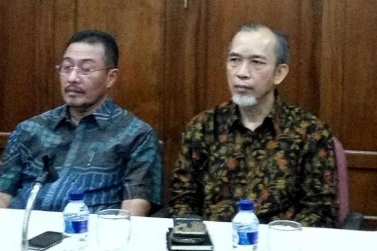 Rektor UII Harsoyo (kanan) saat mengikuti jumpa pers di Kopertis Wilayah V bersama. Menteri Riset, Teknologi  dan Pendidikan Tinggi, Muhammad Nasir.