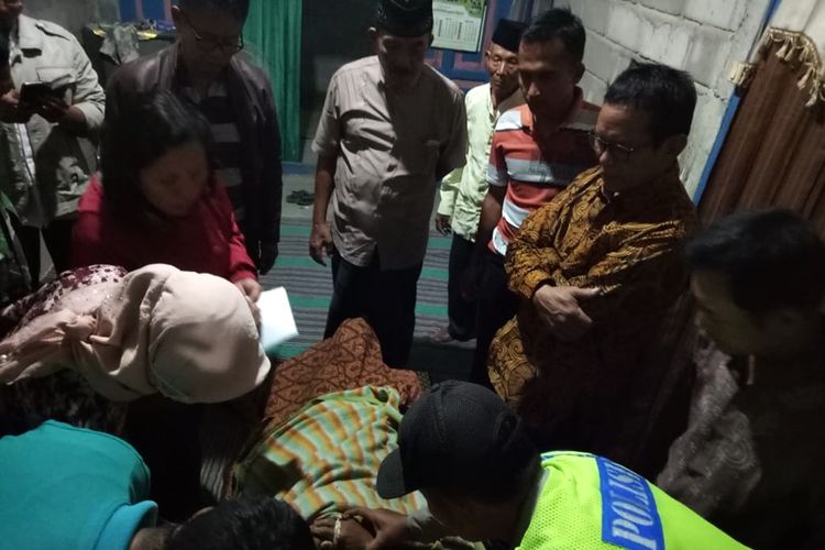 Suparno, warga Desa Kersikan  Kecamatan Geneng, Kabupaten Ngawi, JawaTimur, ditemukan tewas di  dekat gubuk yang terletak di pinggir jalan umum desanya, Minggu (14/10/2018) sekitar pukul 18.00 WIB. Dari dugaan sementara, korban meninggal karena terkena sengatan listrik dari jebakan tikus yang dipasang di sawah.  