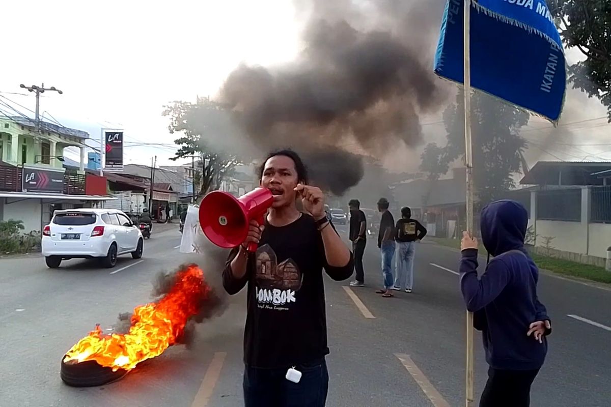 Puluhan mahasiswa dari Ikatan Pelajar dan Mahasiswa Luwu (Ipmal) berunjuk rasa menolak kenaikan harga BBM di jalan Trans Sulawesi, Kelurahan Takkalala, Kota Palopo, Sulawesi Selatan, Sabtu (03/09/2022) petang.