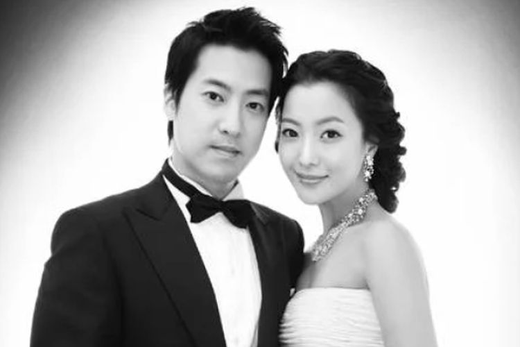 Kim Hee Sun menikah dengan Park Joo Young di Sheraton Grande Hotel, Seoul pada 19 Oktober 2007. 
