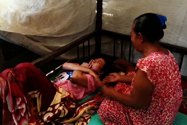 Anita hanya bisa berbaring karena gangguan jiwa dan kondisinya kini lemas setelah bertahun tahun dipasung, di rumahnya di Desa Lare-lare, Kecamatan Bua, Kabupaten Luwu, Sulawesi Selatan. Kamis (28/11/2019)