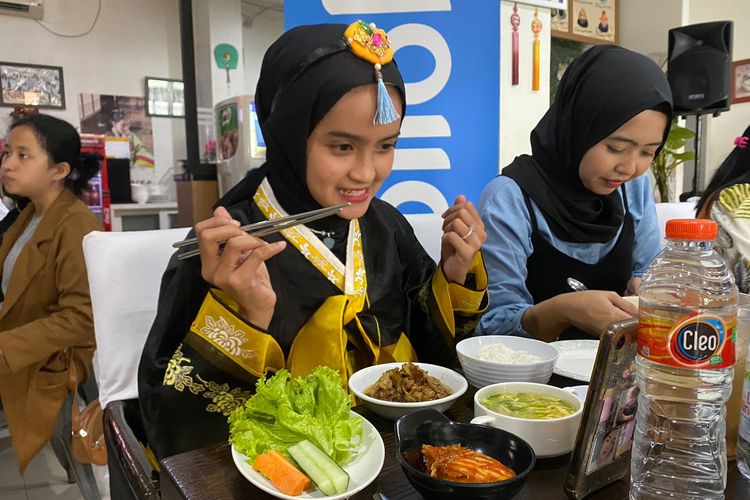 Peserta tur Jelajah Korea di Jakarta yang sedang menikmati makanan khas Korea Selatan di Warung Korea Pop di Bendungan Hilir, Jakarta Pusat.