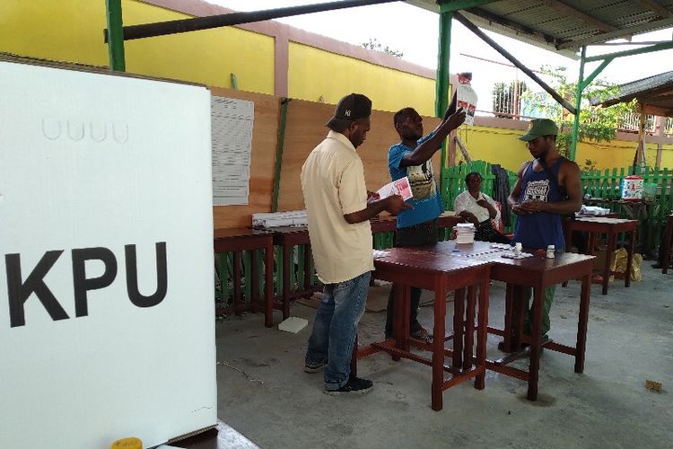 Proses perhitungan suara Pemilihan Presiden 2019 si TPS 01 Kampung Yoka, Distrik Heram, Kota Jayapura, Papua (17/04/2019)