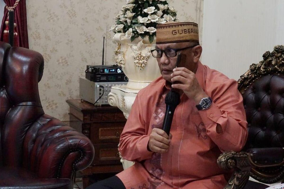 Gubernur Gorontalo, Rusli habibie saat menghubungi Gubernur Maluku Utara Abdul Ghani Kasuba untuk membantu warga Gorontalo yang terkatung-katung di Pelabuhan Kota Ternate. Warga Gorontalo ini tidak bisa pulang akibat Pemerintah Provinsi Gorontalo menerapkan PSBB.