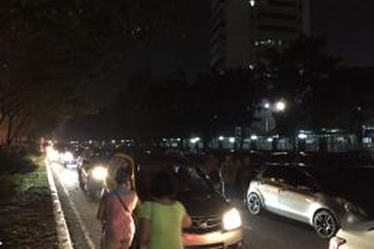 Kemacetan di kawasan Gelora Bung Karno, tepatnya di Jalan Gerbang Pemuda, Jakarta Pusat, usai konser One Direction, Rabu (25/3/2015).