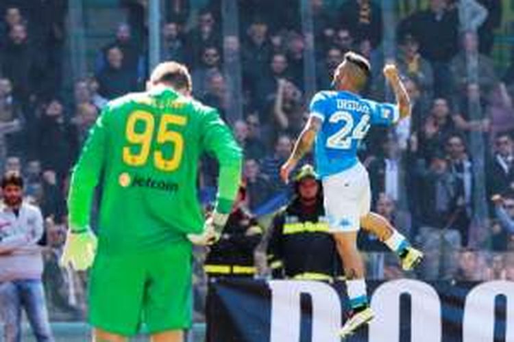 Pemain Napoli, Lorenzo Insigne, merayakan golnya seusai membobol gawang Hellas Verona, Minggu (10/4/2016). 