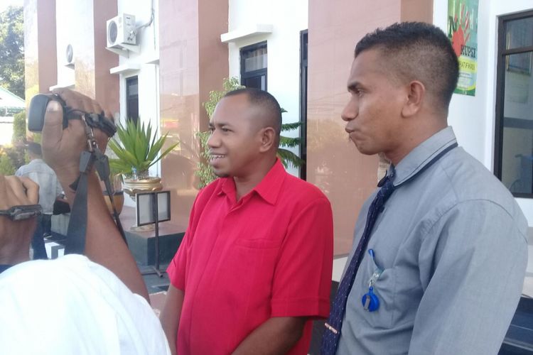 Dolvianus Kolo (baju merah) didampingi kuasa hukumnya, Robert Salu, saat mendaftarkan gugatan di Pengadilan Negeri Kupang, NTT, Kamis (26/4/2018).