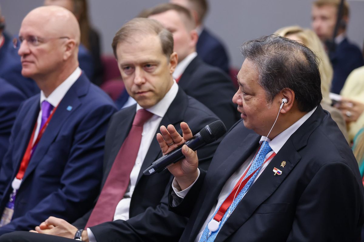 Menko Bidang Perekonomian Airlangga Hartarto berbicara dalam Russia-Indonesia Business Dialogue 2025 di sela SPIEF Ke-28 di St Petersburg, Rusia.