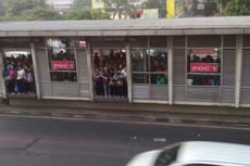Bus Tak Kunjung Datang, Penumpang Transjakarta Menumpuk di PGC